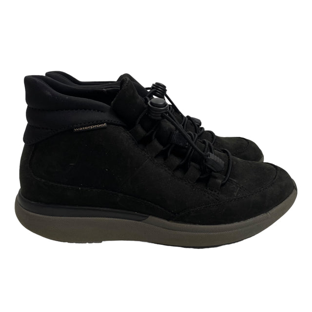 CLARKS Size 5 1/2 Black Laced SHOE