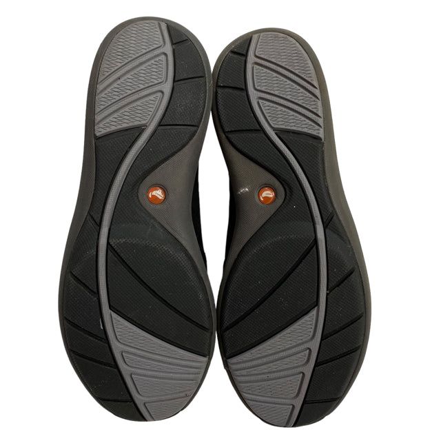 CLARKS Size 5 1/2 Black Laced SHOE