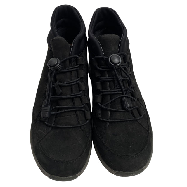 CLARKS Size 5 1/2 Black Laced SHOE