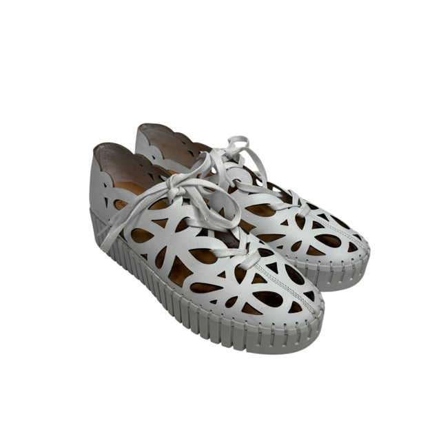 DJANGO & JULIETTE Size 40 White Sneaker Leather NWOT SHOE