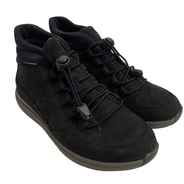 CLARKS Size 5 1/2 Black Laced SHOE