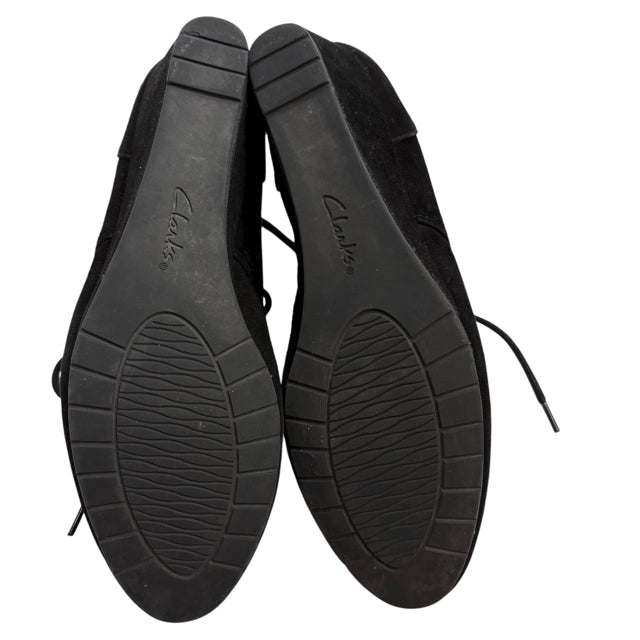 CLARKS Size 8 Black Laced Suede BOOT