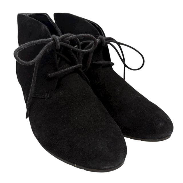 CLARKS Size 8 Black Laced Suede BOOT
