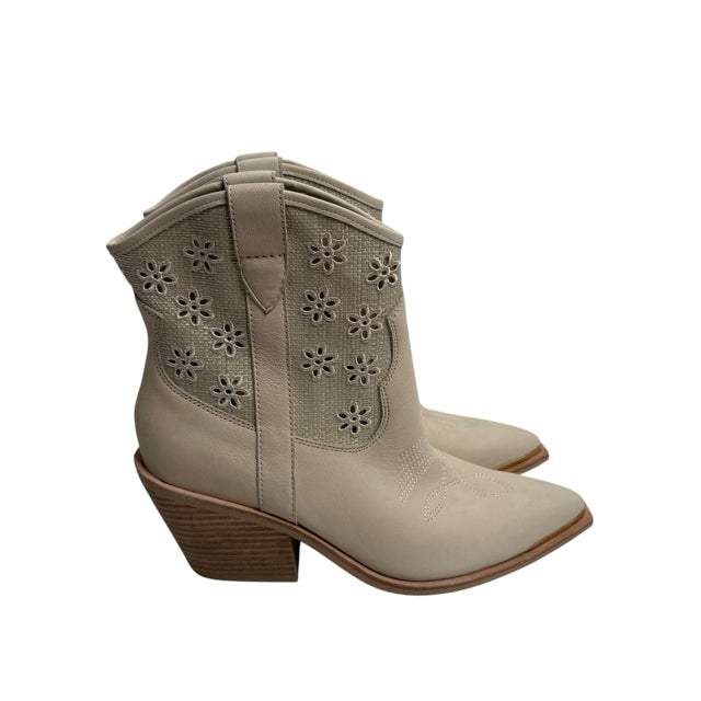 DOCE VIVA Size 9 Cream Western NWT BOOT