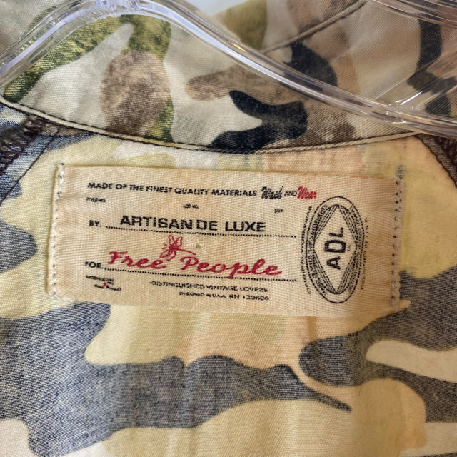 FREE PEOPLE Size X-SMALL Tan/Green Camo Long Sleeve Button Front Cotton TOP