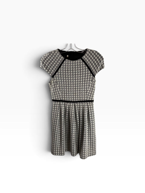 4.COLLECTIVE Size 8 B/W Hounds DRESS
