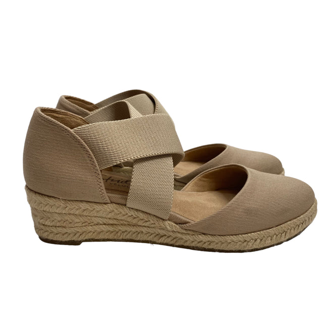 LIFE STRIDE Size 6 Beige Low Wedge Canvas SHOE